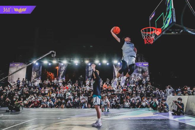 光明光桥路道路清扫